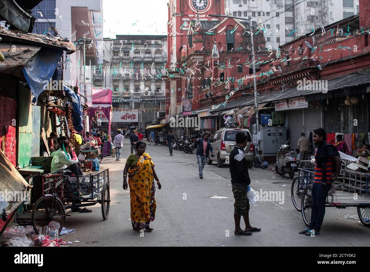 Kolkata, India - 2 febbraio 2020: La vita quotidiana sulla strada dove le persone non identificate camminano il 2 febbraio 2020 a Kolkata, India Foto Stock