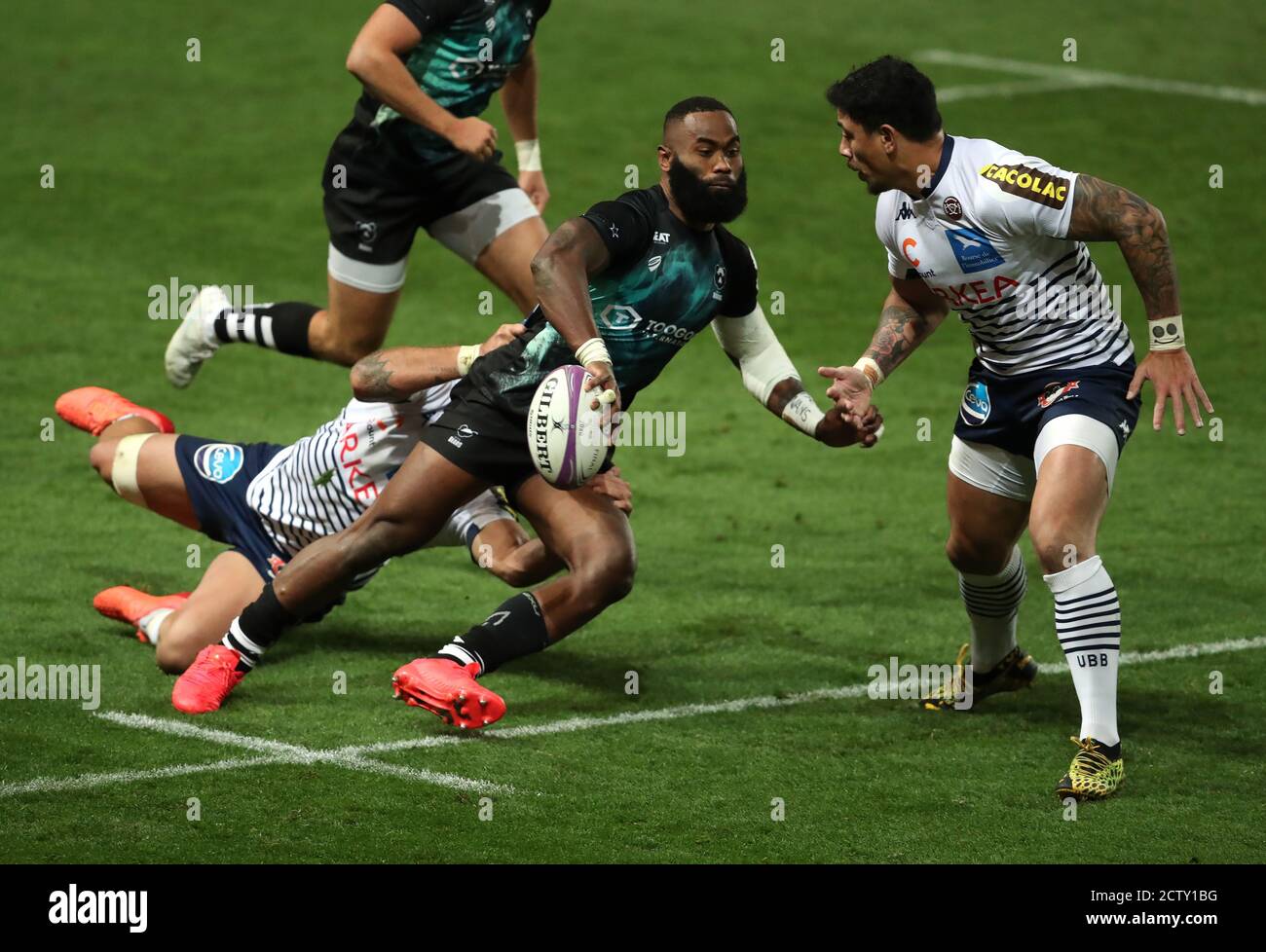 Marco Tauleigne di Bordeaux Begles (a sinistra) affronta la semi Radrada di Bristol durante la partita semifinale della European Challenge Cup ad Ashton Gate, Bristol. Data immagine: Venerdì 25 settembre 2020. Vedi la storia della PA RUGBYU Bristol. Il credito fotografico dovrebbe essere: David Davies/PA Wire. Foto Stock