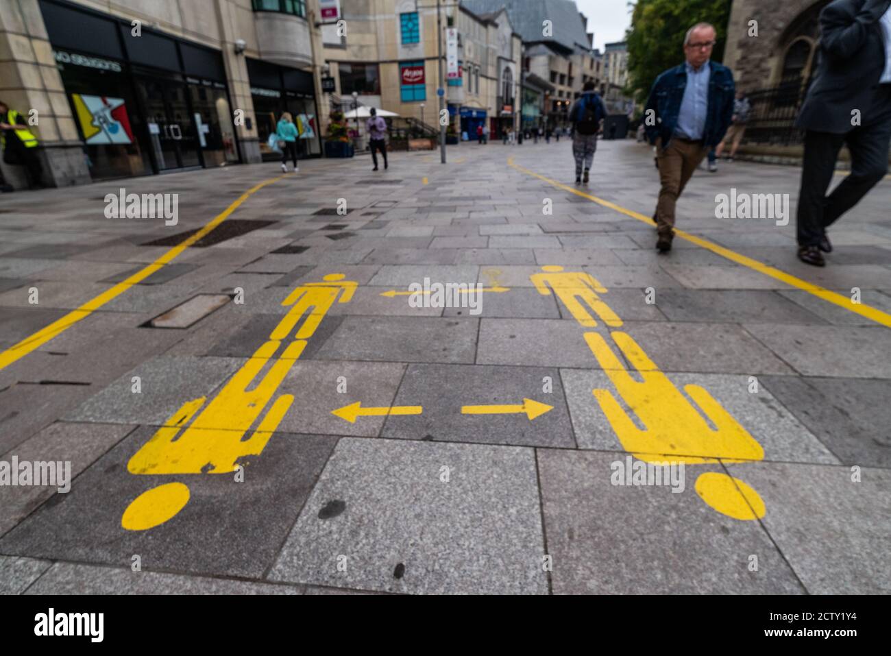 Cardiff Covid-19 lockdown social distanza marciapiede marcature Foto Stock