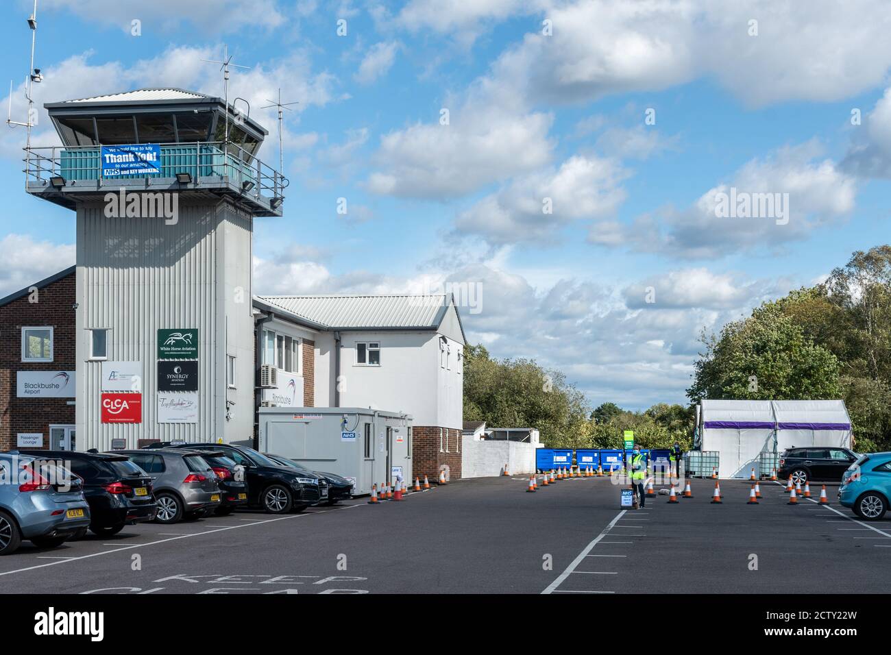 Blackbushe Airport, Hampshire, Regno Unito. 25 settembre 2020. La zona di NHS Surrey Heath ha cominciato a fornire i jab liberi dell'influenza (vaccinazioni dell'influenza) a partire dal gruppo degli anni '70. Queste attività vengono svolte presso una struttura esterna che attraversa l'aeroporto di Blackbushe, appena oltre il confine dell'Hampshire. Si spera che l'aumento del programma di vaccinazione antinfluenzale di quest'anno contribuisca a ridurre la pressione sul NHS e sul personale di assistenza sociale che può essere a trattare con coronavirus covid-19. Foto Stock