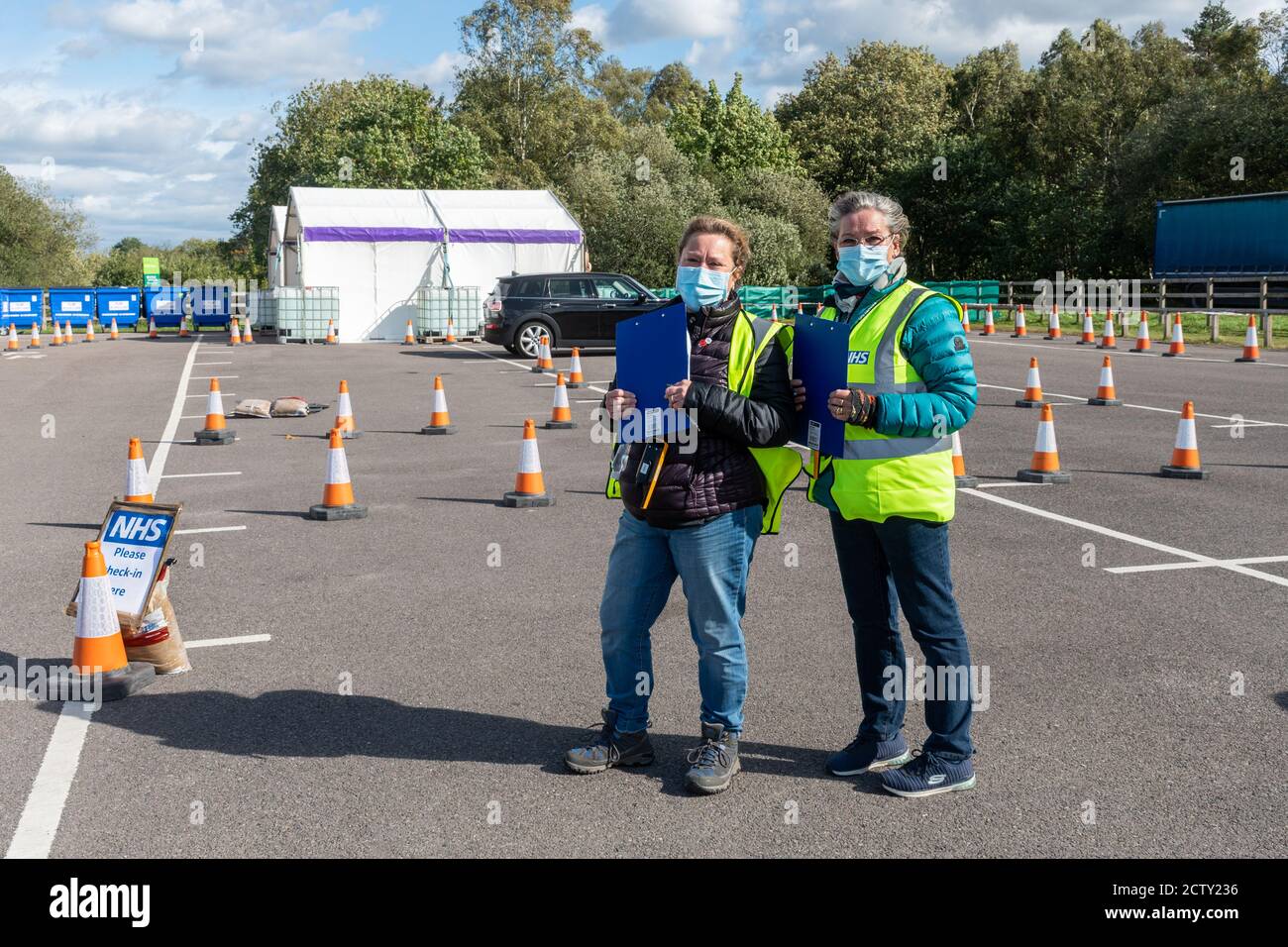 Blackbushe Airport, Hampshire, Regno Unito. 25 settembre 2020. La zona di NHS Surrey Heath ha cominciato a fornire i jab liberi dell'influenza (vaccinazioni dell'influenza) a partire dal gruppo degli anni '70. Queste attività vengono svolte presso una struttura esterna che attraversa l'aeroporto di Blackbushe, appena oltre il confine dell'Hampshire. Si spera che l'aumento del programma di vaccinazione antinfluenzale di quest'anno contribuisca a ridurre la pressione sul NHS e sul personale di assistenza sociale che può essere a trattare con coronavirus covid-19. Foto Stock