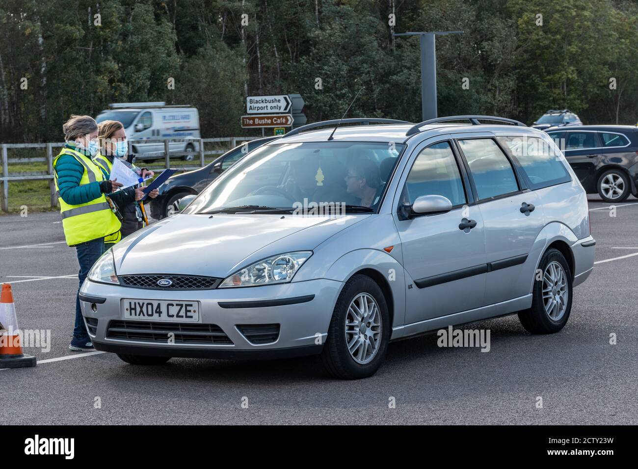 Blackbushe Airport, Hampshire, Regno Unito. 25 settembre 2020. La zona di NHS Surrey Heath ha cominciato a fornire i jab liberi dell'influenza (vaccinazioni dell'influenza) a partire dal gruppo degli anni '70. Queste attività vengono svolte presso una struttura esterna che attraversa l'aeroporto di Blackbushe, appena oltre il confine dell'Hampshire. Si spera che l'aumento del programma di vaccinazione antinfluenzale di quest'anno contribuisca a ridurre la pressione sul NHS e sul personale di assistenza sociale che può essere a trattare con coronavirus covid-19. Foto Stock