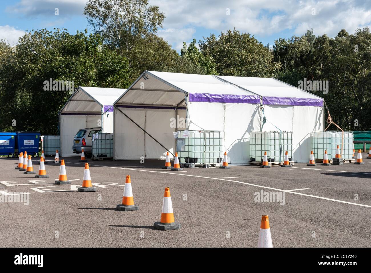 Blackbushe Airport, Hampshire, Regno Unito. 25 settembre 2020. La zona di NHS Surrey Heath ha cominciato a fornire i jab liberi dell'influenza (vaccinazioni dell'influenza) a partire dal gruppo degli anni '70. Queste attività vengono svolte presso una struttura esterna che attraversa l'aeroporto di Blackbushe, appena oltre il confine dell'Hampshire. Si spera che l'aumento del programma di vaccinazione antinfluenzale di quest'anno contribuisca a ridurre la pressione sul NHS e sul personale di assistenza sociale che può essere a trattare con coronavirus covid-19. Foto Stock