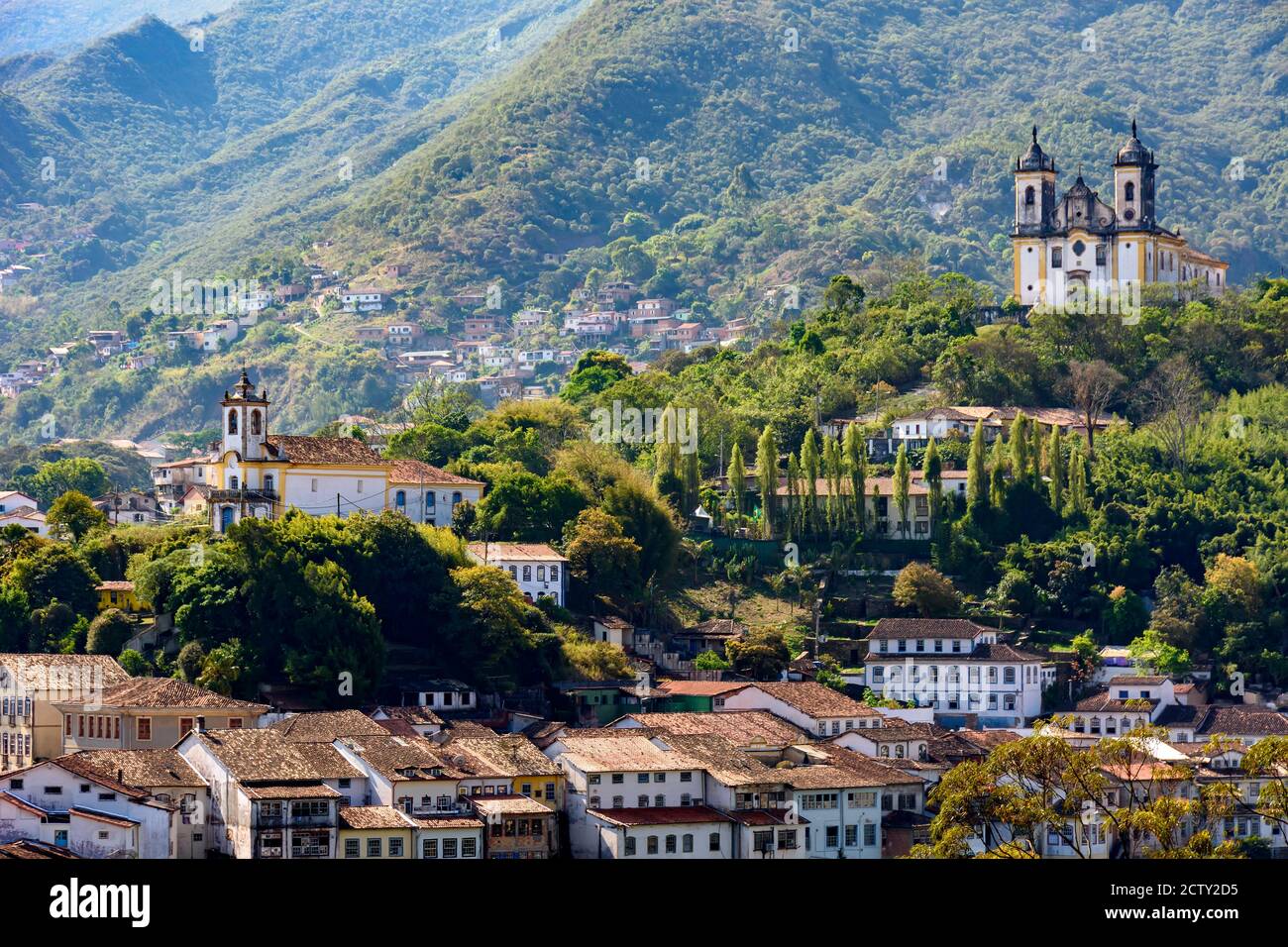 Vista dall'alto del centro storico di Ouro Preto con le sue case, la chiesa, i monumenti e le montagne Foto Stock