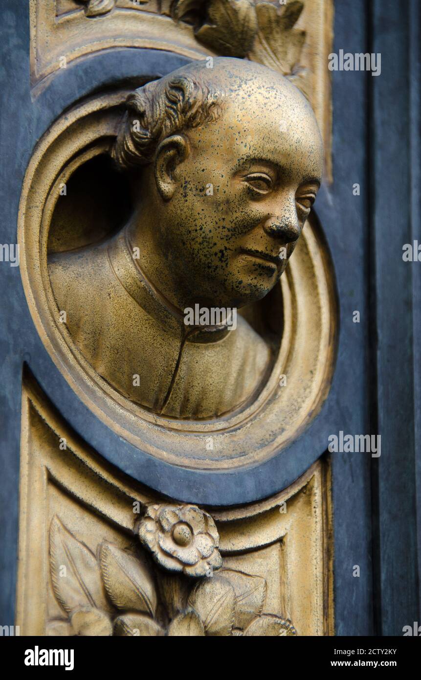 Autoritratto alle porte delle porte del Paradiso dal Battistero della Basilica di Santa Maria del Fiore, Firenze, Italia Foto Stock