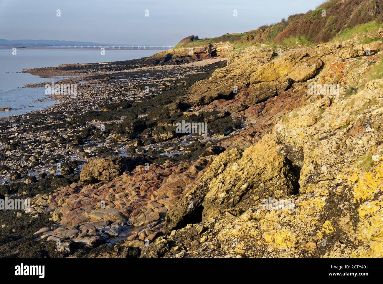 Charlcombe Bay e l'estuario del Severn a nord di Clevedon, Somerset del Nord, Regno Unito. Ponte del Principe di Galles in lontananza Foto Stock