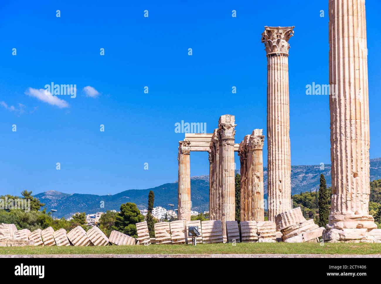 Tempio Zeus con colonna caduta, maestose antiche rovine greche classiche ad Atene, Grecia. E' un famoso punto di riferimento di Atene. Resti di grandi edifici antichi Foto Stock