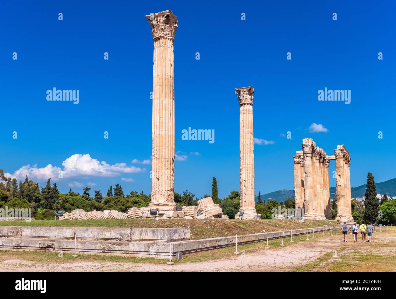 Tempio di Zeus con colonne cadute, Atene, Grecia. E' un'attrazione turistica di Atene. Vista panoramica delle classiche rovine greche nel centro di Atene. Remai Foto Stock