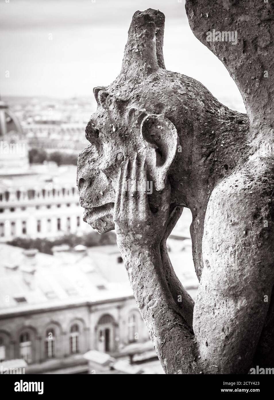Cattedrale di Notre Dame de Paris in bianco e nero, Parigi, Francia. Statua chimerica melanconica come il gargoyle gotico da vicino, architettura particolare del tetto Foto Stock