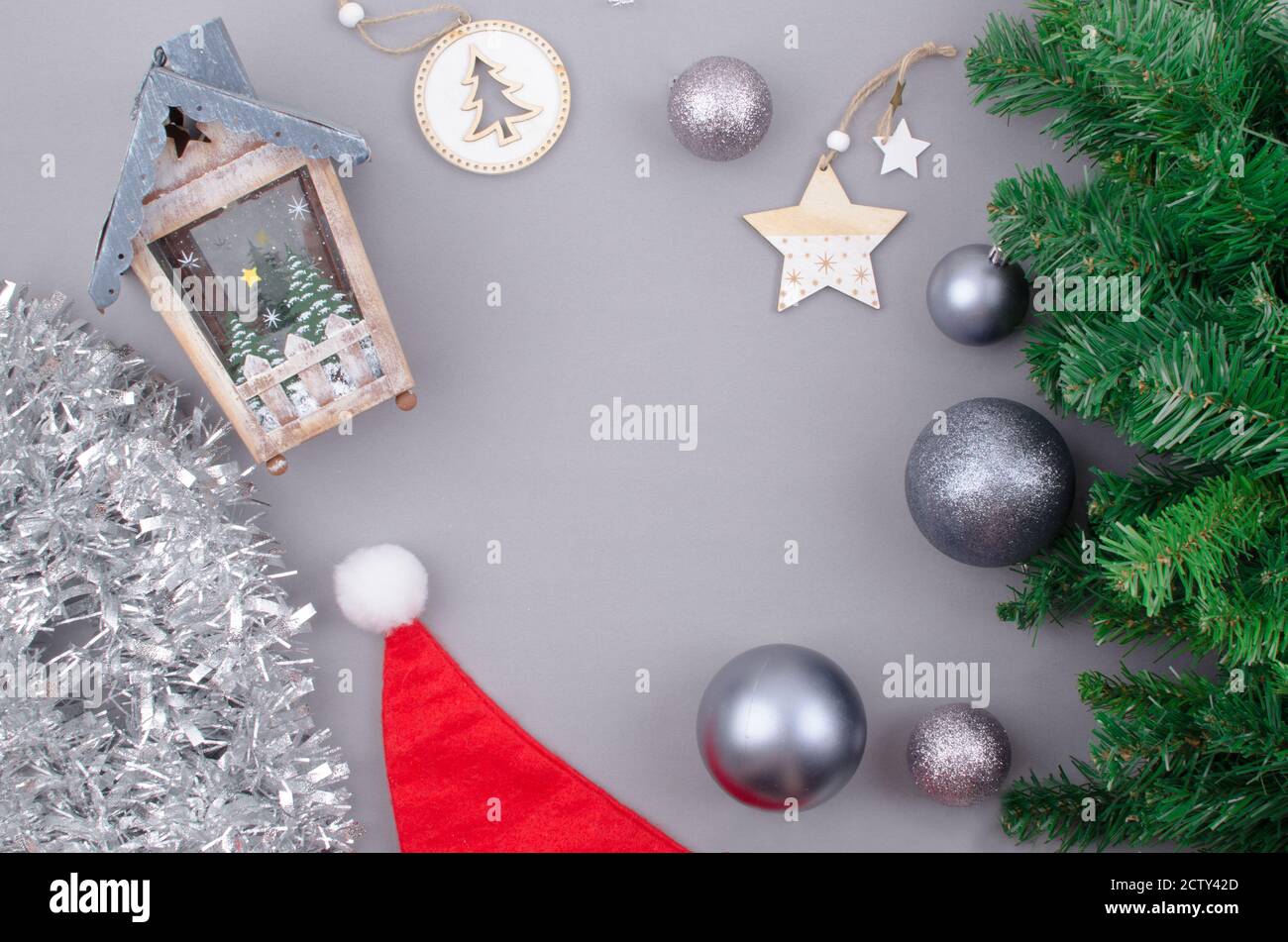 Oggetti decorativi natalizi su sfondo grigio con spazio al centro  dell'immagine per scrivere il testo. Palle, Casa, Stella, albero, Noel Foto  stock - Alamy