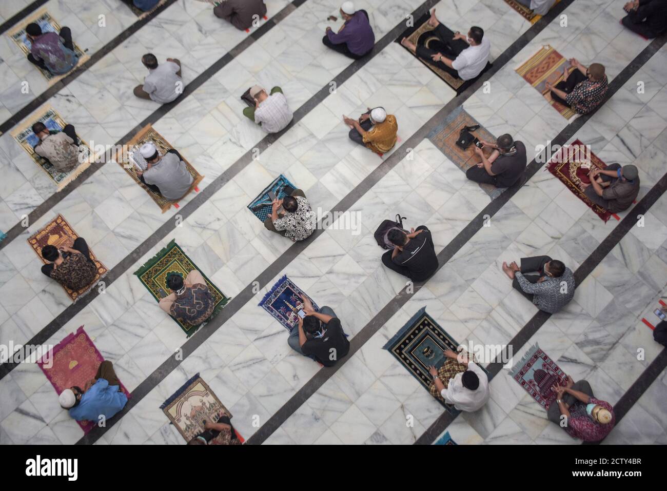 I musulmani pregano il venerdì alla moschea di Tut Mutia mantenendo un distanza per impedire la trasmissione del coronavirus Foto Stock