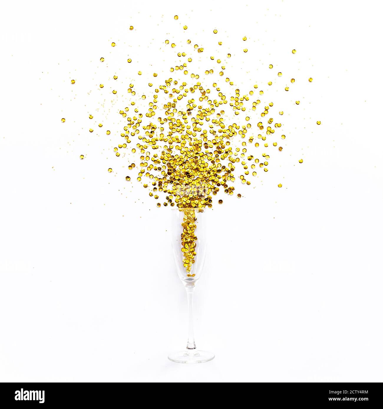 Bicchieri di champagne con una spilla di confetti dorati su sfondo bianco. Piatto, vista dall'alto, festeggia il concetto di festa. Foto Stock