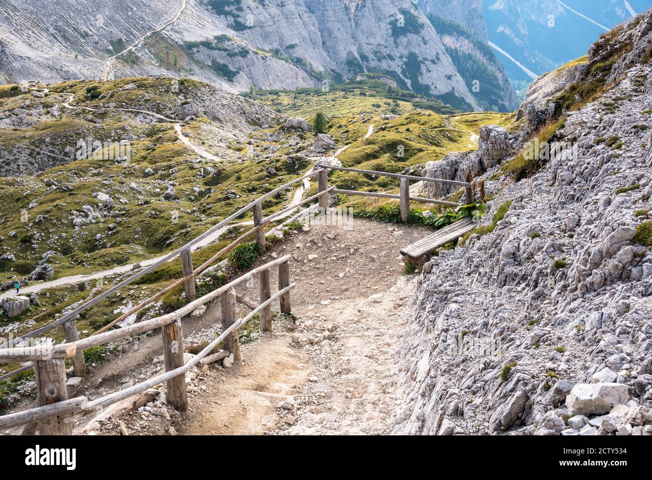 Sentiero di alta montagna nelle Alpi europee in estate giorno Foto Stock