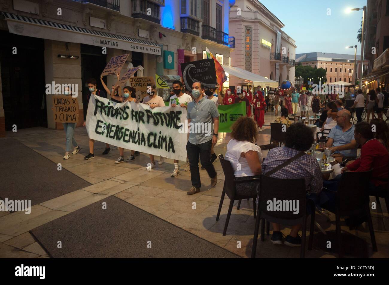 I manifestanti marciano con un banner lungo la strada durante la dimostrazione.come parte della settimana Globale per il futuro, diversi ecologisti e organizzazioni ambientali guidati da 'Alliance for the Climate' (tra cui alcuni come il venerdì per il futuro o la ribellione estinzione) Scesi in piazza in una dimostrazione durante lo "Global Climate Strike" per rivendicare misure per combattere l'emergenza climatica. Un nuovo modello economico più sostenibile, equo e basato sulla giustizia climatica eviterebbe maggiori disuguaglianze sociali, secondo i principi e le richieste del movimento. Foto Stock