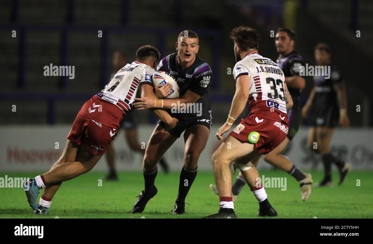 Jordan Crowther (al centro) di Wakefield Trinity è affrontato da Wigan Warriors Oliver Partington (a sinistra) e Joe Shorrocks durante la partita della Betfred Super League all'Halliwell Jones Stadium di Warrington. Foto Stock