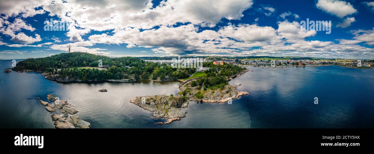 Drone vista della città di Kristiansand e Kvadraturen da Oderoya, Norvegia Foto Stock