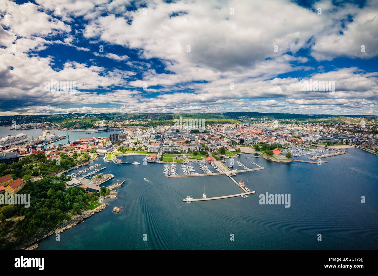 Drone vista della città di Kristiansand e Kvadraturen da Oderoya, Norvegia Foto Stock