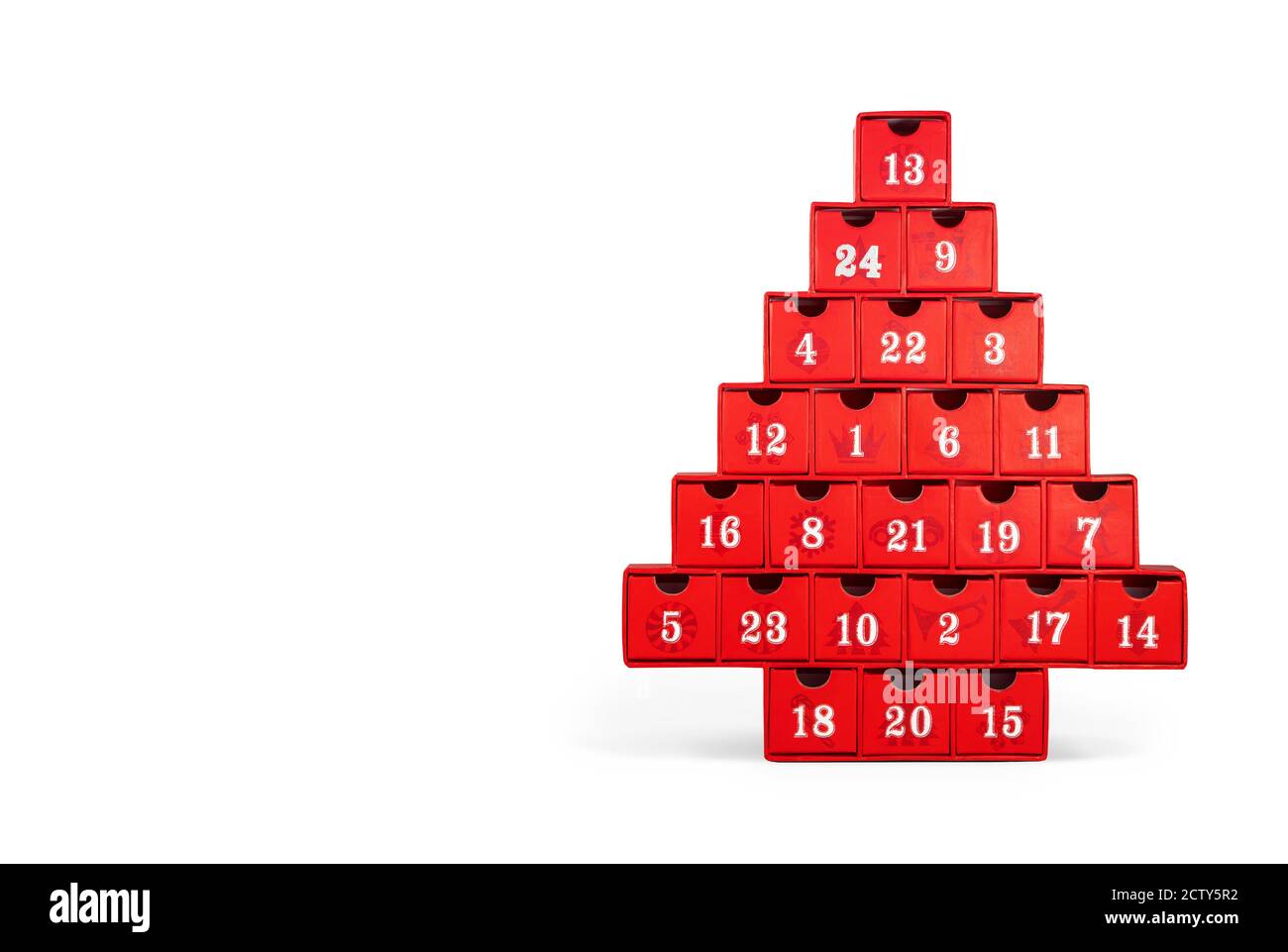 Calendario isolato dell'avvento. Albero di Natale rosso fatto fuori cartone con numeri bianchi. Tutti i numeri visibili. Foto Stock