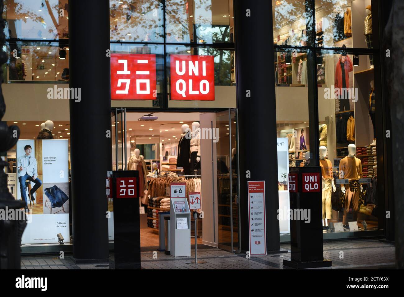 Barcellona, Spagna. 21 Settembre 2020. Un logo Uniqlo visto in uno dei loro  negozi. Credit: Jorge Sanz/SOPA Images/ZUMA Wire/Alamy Live News Foto stock  - Alamy