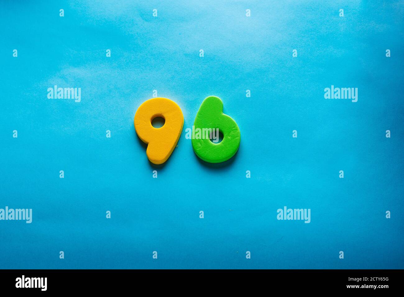 96 anni festeggiando il logo classico. Colorato felice anniversario novantasei modello numeri colorati. Saluti celebra la scheda. Cifre tradizionali incorniciate di età. Vendita, premio speciale, fuori concetto. Foto Stock