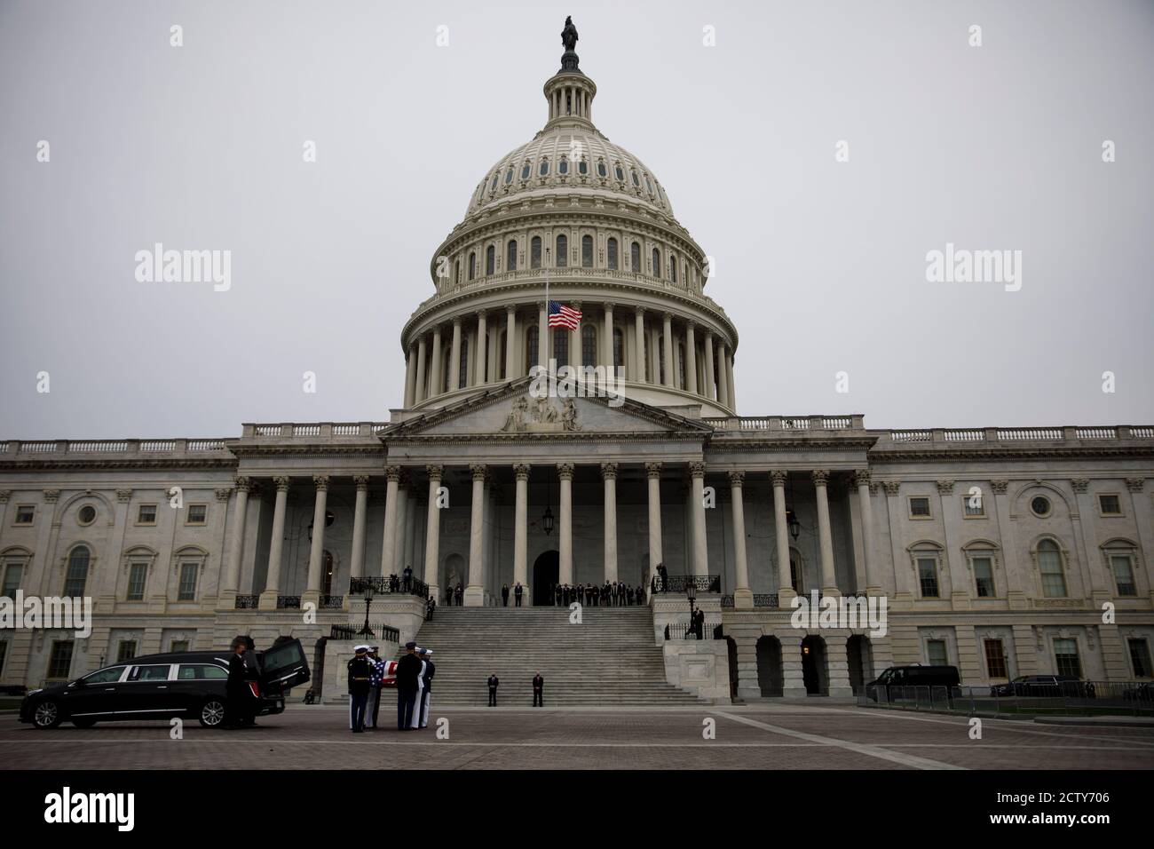 Washington, Stati Uniti. 25 Settembre 2020. Il groviglio della Corte Suprema degli Stati Uniti Ruth Bader Ginsburg è portato da una guardia d'onore al Campidoglio degli Stati Uniti, dove si trova nello stato, a Washington, DC, Stati Uniti, il 25 settembre 2020. Credit: Ting Shen/Xinhua/Alamy Live News Foto Stock