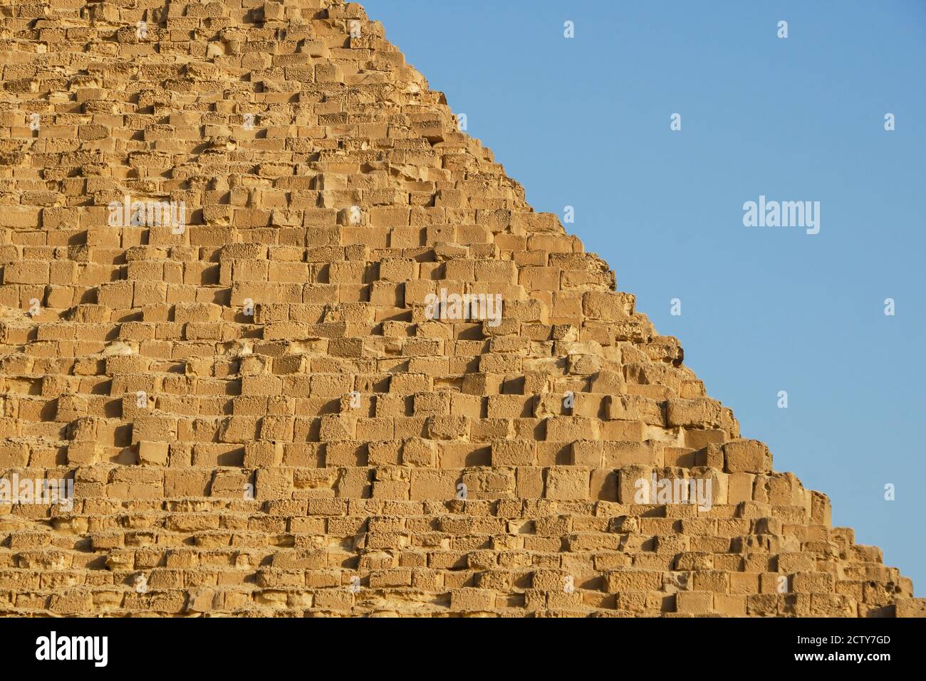 Vista laterale della piramide di Chefren, Giza, Cairo, Egitto Foto Stock