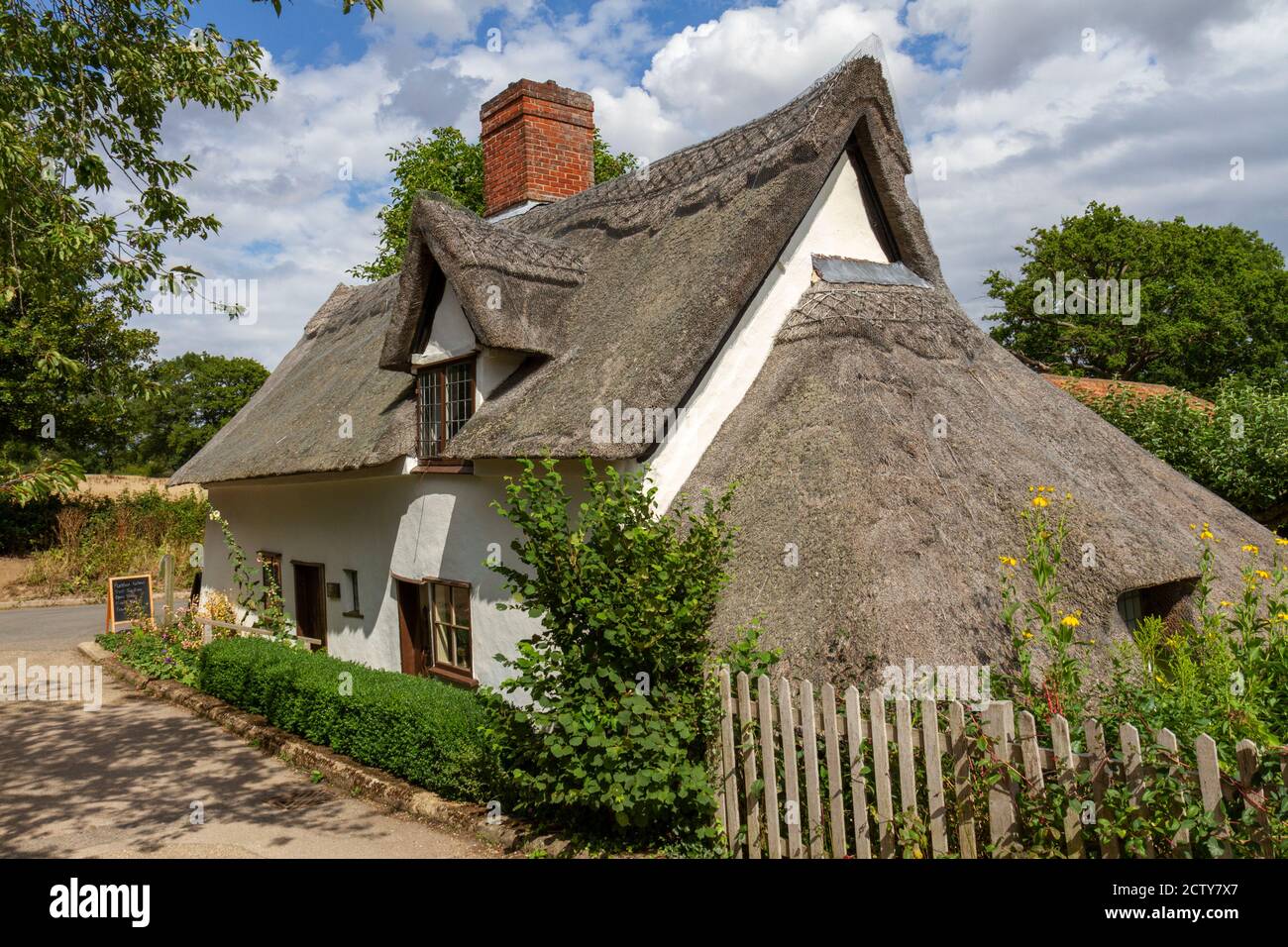 The Bridge Cottage, un cottage in legno con tetto di paglia da Constable Paintings, in Flatford Mills accanto al fiume Sour, East Bergholt, Suffolk, Regno Unito. Foto Stock