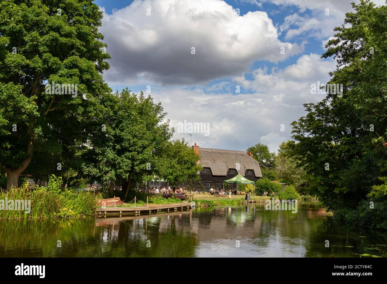 Vista lungo il fiume Sour verso Bridge Cottage e Flatford Mill, East Bergholt, Suffolk, Regno Unito. Foto Stock