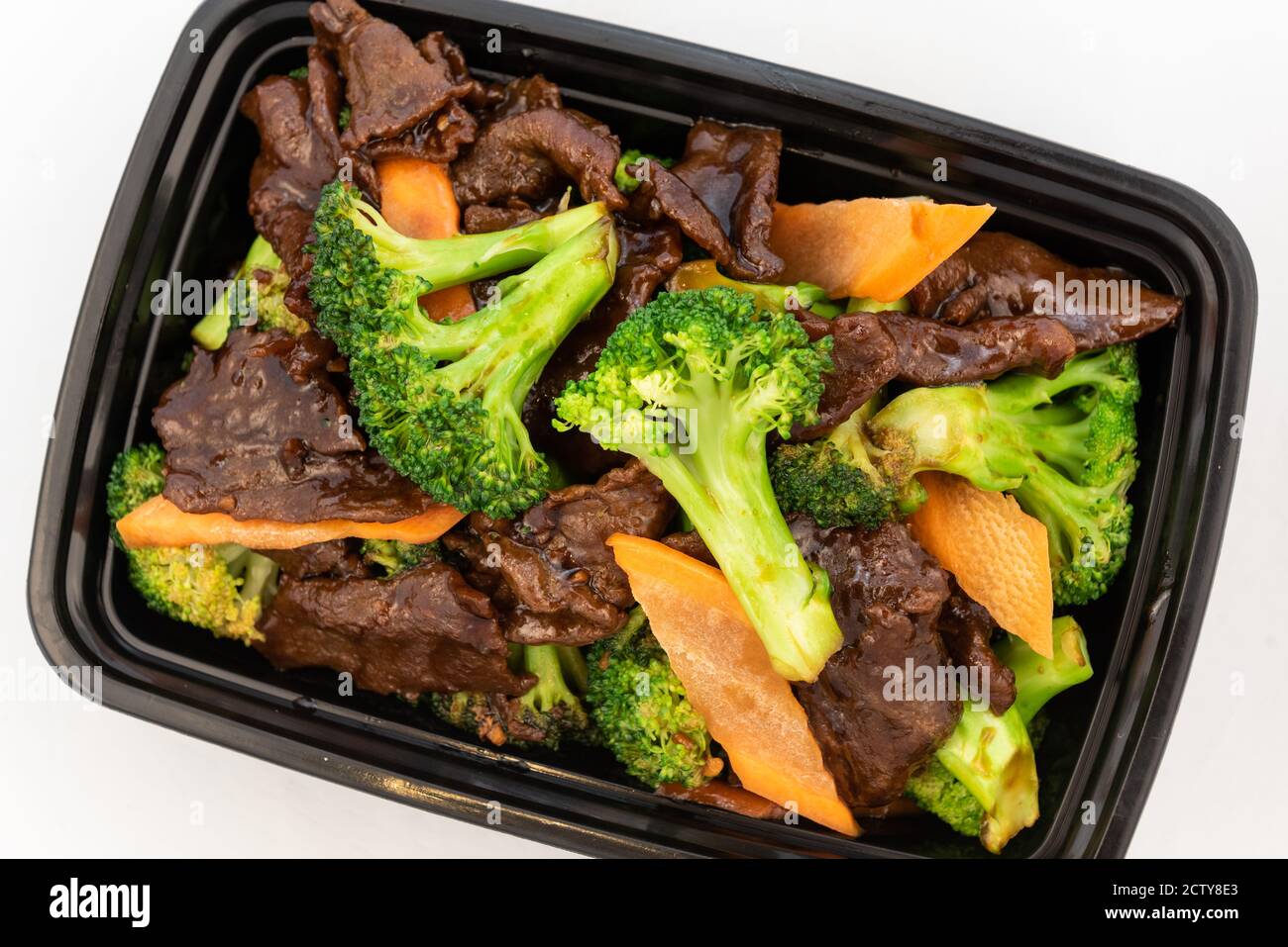 La vista dall'alto della grande ciotola di manzo con broccoli mostra lo strato di salsa dolce, carne e verdure. Foto Stock