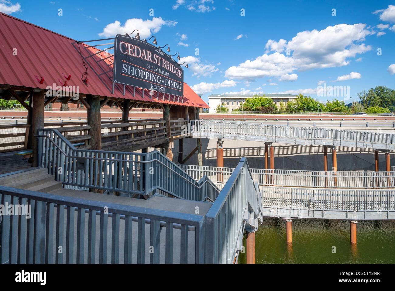 Il mercato pubblico di Cedar Street Bridge, con negozi e ristoranti lungo il fiume Sand Creek e il lago Pend Oreille a Sandpoint, Idaho, USA durante l'estate. Foto Stock