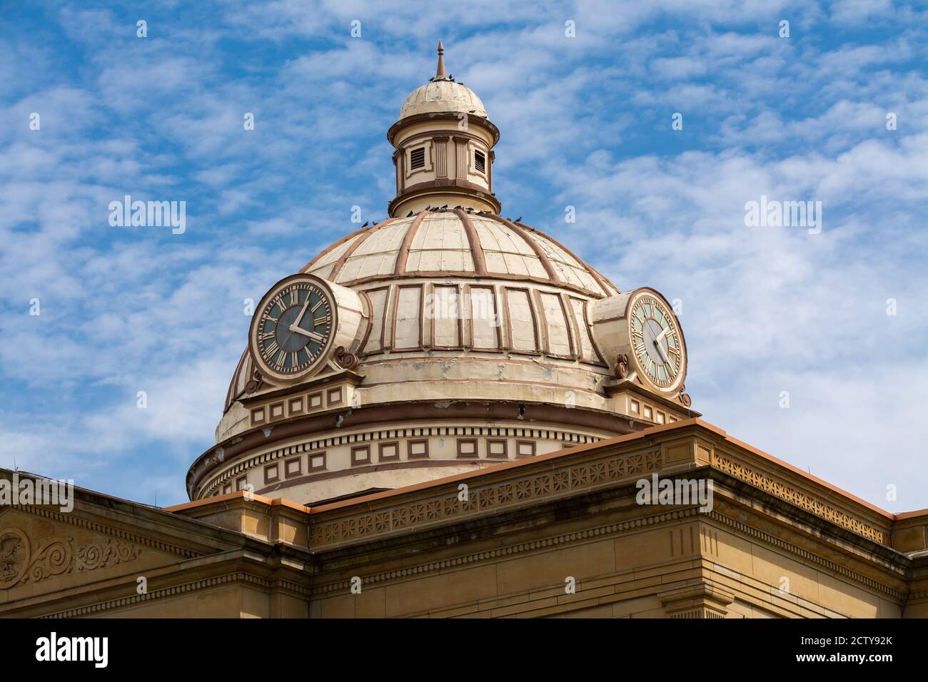 Cupola del tribunale della contea di Logan con cielo blu e nuvole sullo sfondo. Lincoln, Illinois, Stati Uniti Foto Stock