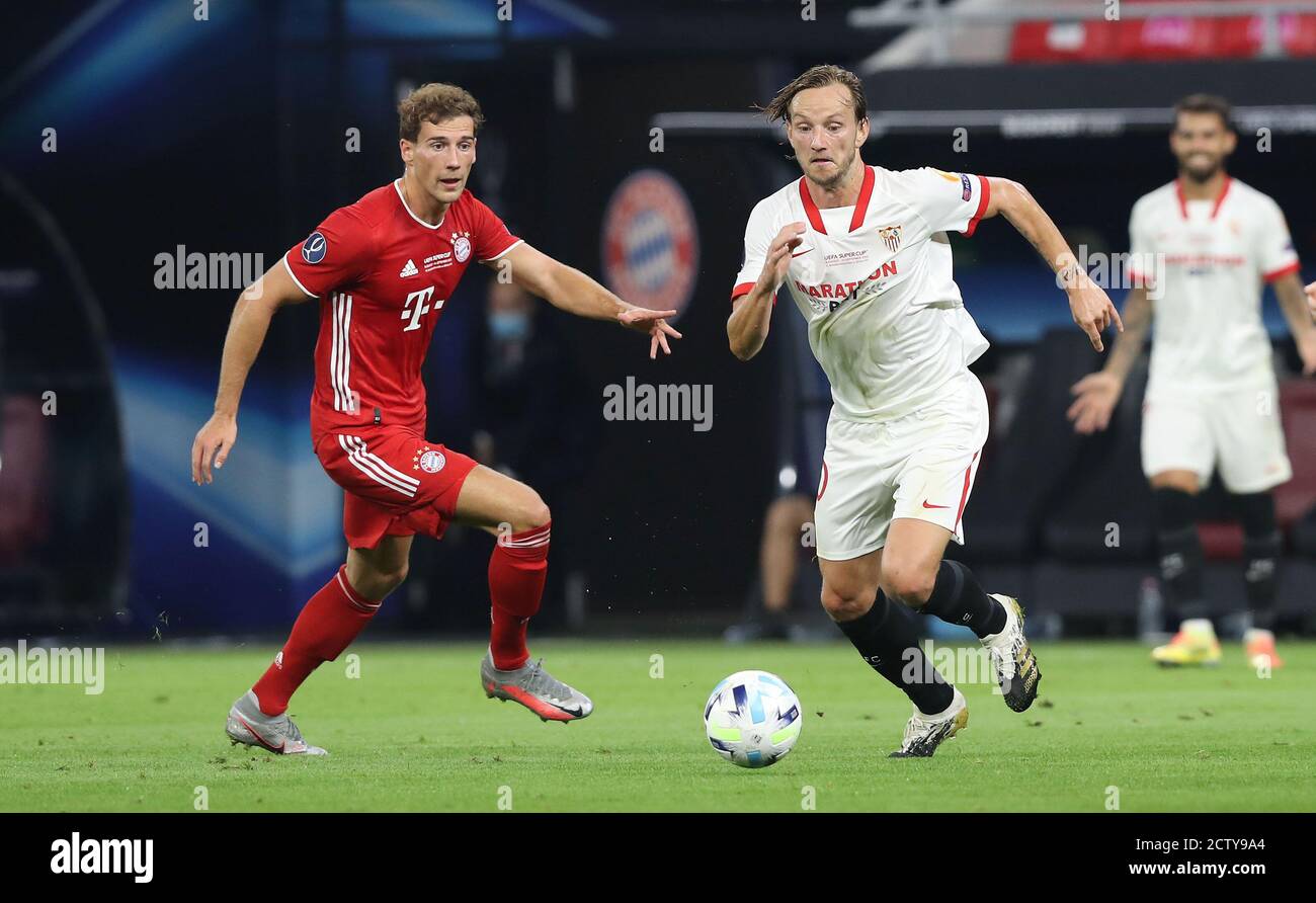 Budapest, Ungarn. Firo: 24.09.2020 Fuvuball, Football UEFA Super Cup 2020 FC Bayern Mvºnchen Muenchen - Sevilla FC 2: 1 NV FCB Leon Goretzka, duelli, duello, SFC Ivan Rakitiá, Rakitic, | usage worldwide Credit: dpa/Alamy Live News 2020 Foto Stock