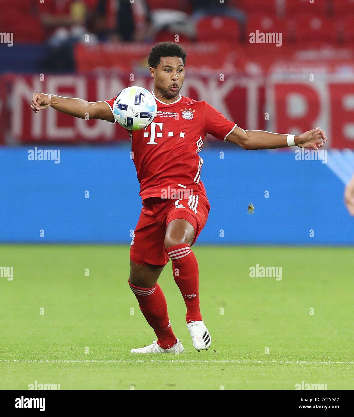 Budapest, Ungarn. Firo: 24.09.2020 Fuvuball, football UEFA Super Cup 2020 FC Bayern Mvºnchen Muenchen - Sevilla FC 2: 1 NV FCB Serge Gnabry, azione individuale, | usage worldwide Credit: dpa/Alamy Live News 2020 Foto Stock