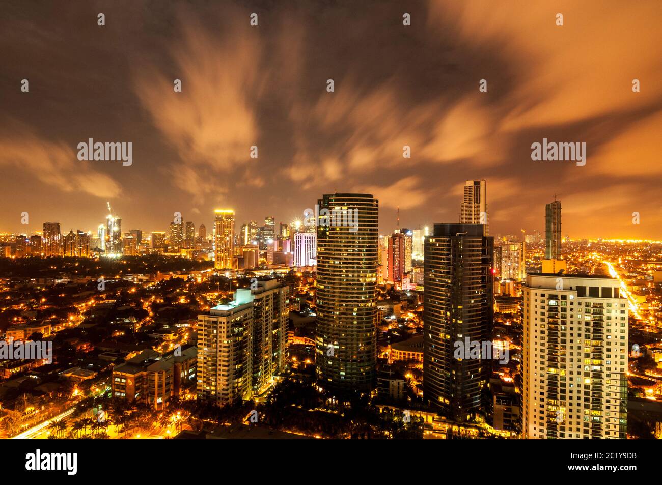 Una grandiosa vista dello skyline di Makati, vista notturna. Foto Stock
