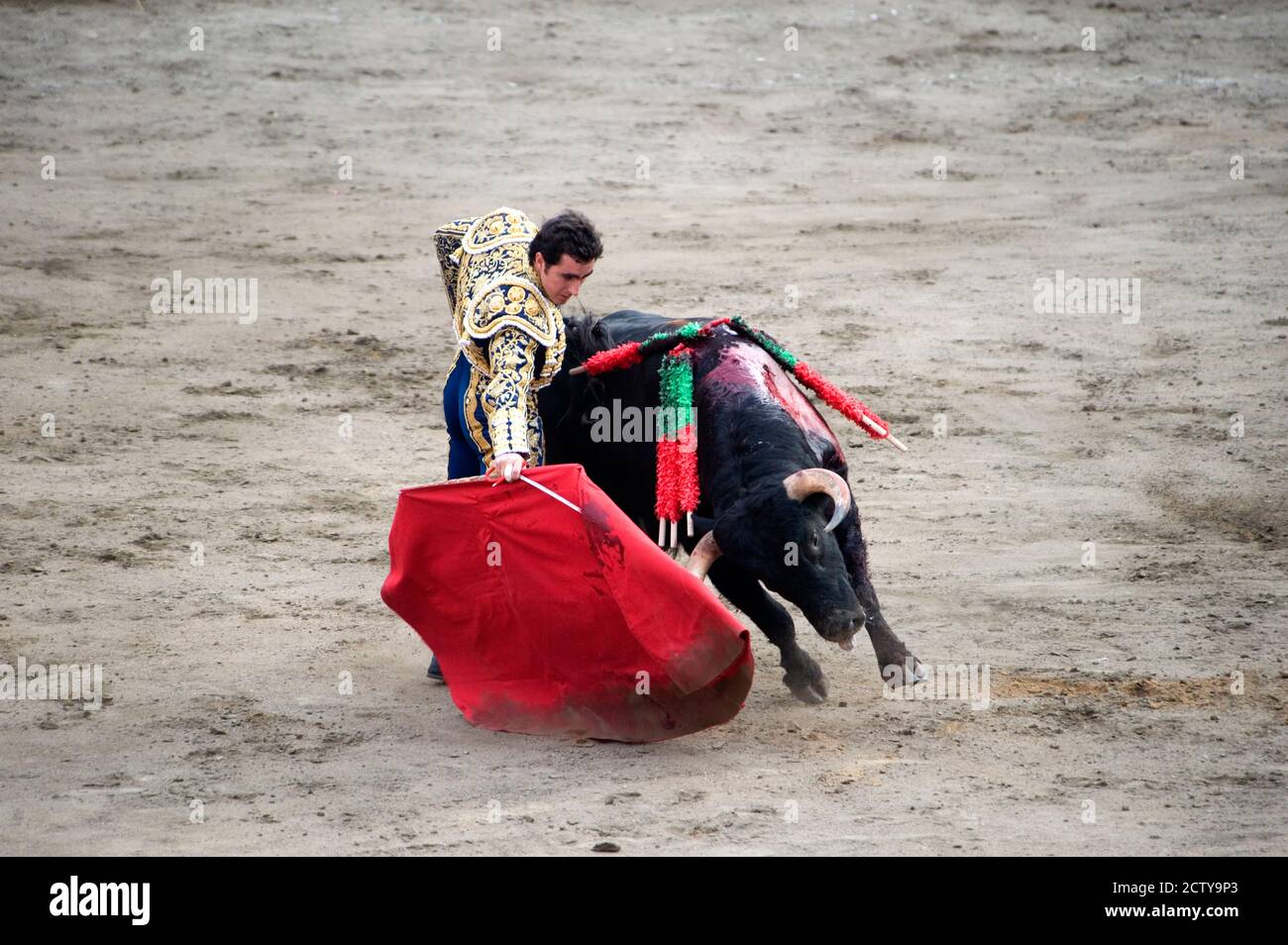 Matador e un toro in una corrida, Lima, Peru Foto Stock