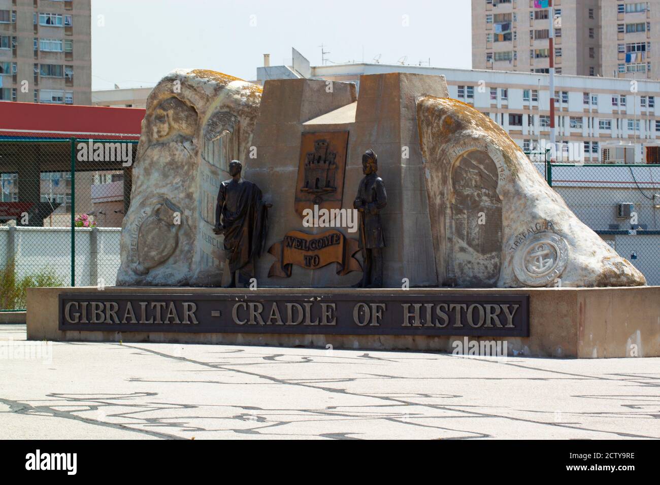 Gibilterra, Regno Unito 07/09/2010: Un monumento in pietra all'ingresso di Gibilterra dopo il controllo del confine. Scrive: Benvenuti a Gibilterra, culla della storia Foto Stock