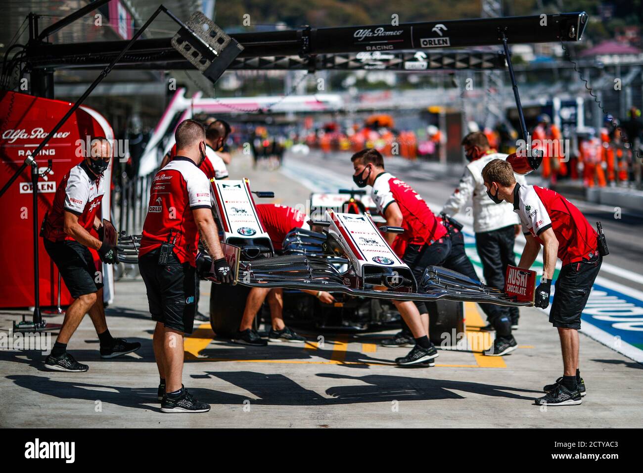 Alfa Romeo Racing ORLEN C39, dettaglio meccanico in vista del cambio ala in Formula 1 VTB Russo Gran Premio 2020, dal 25 al 27 settembre 2020 Foto Stock