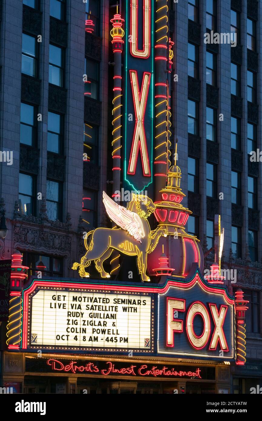 Segno neon di un teatro illuminato al tramonto, Fox Theatre, Woodward Avenue, Detroit, Michigan, USA Foto Stock