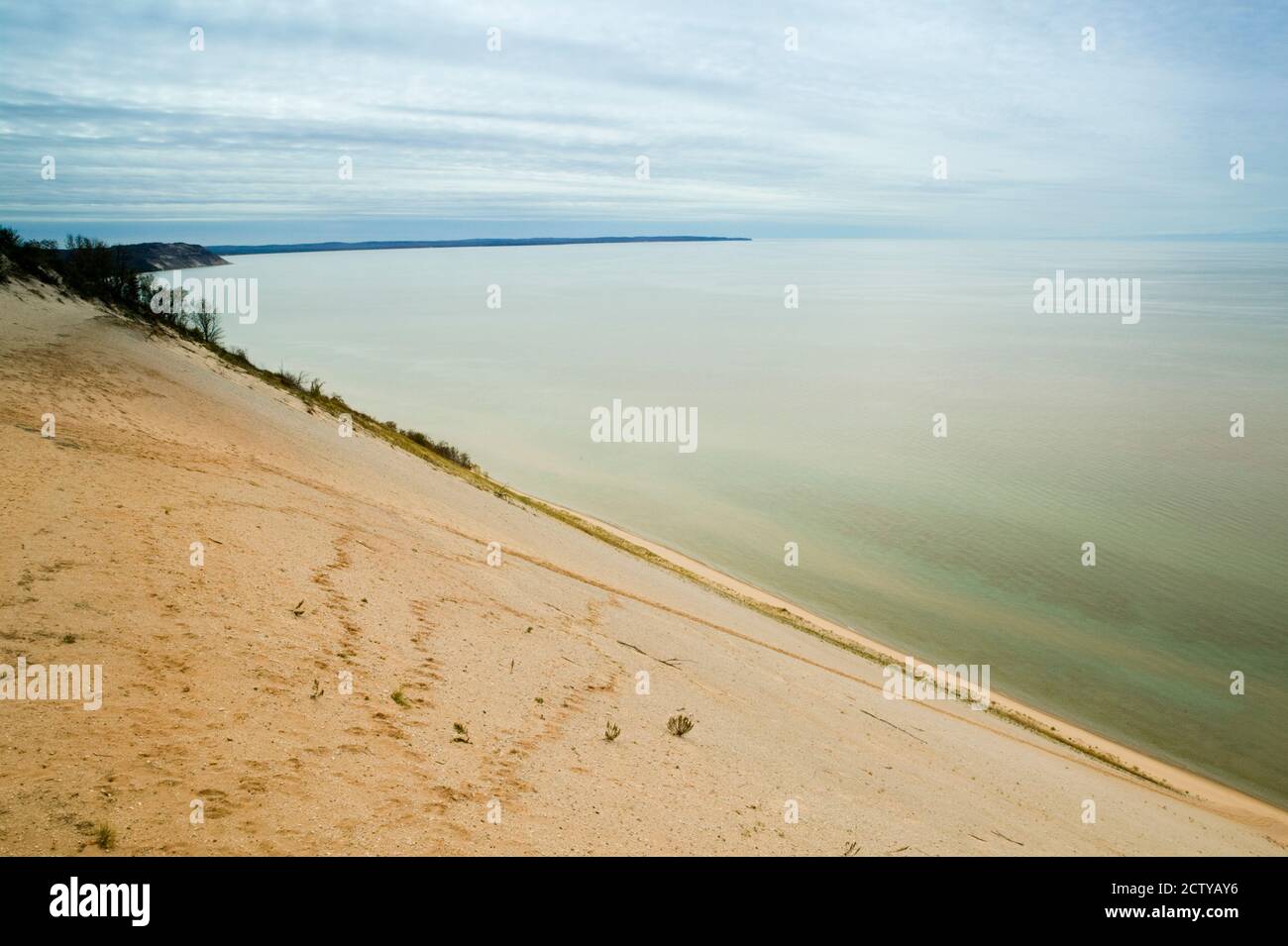 Dune di sabbia sul lago, Sleeping Bear Dunes National Lakeshore, Leelanau County, Lake Michigan, Stati Uniti Foto Stock