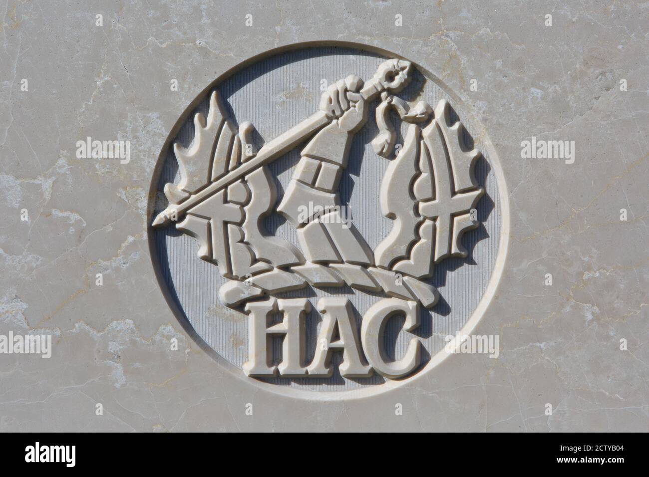 The Honourable Artillery Company - HAC (1537-attuale) emblema regimentale su una lapide della prima guerra mondiale al Ploegstiert Memorial di Komen-Waasten, Belgio Foto Stock