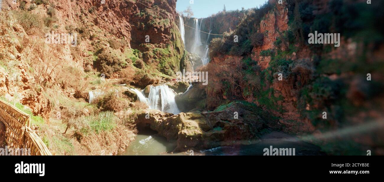 Acqua che cade dalle rocce, cascate di Ouzoud, Grand Atlas, Tanaghmeilt, Azilal, Marrakech, Marocco Foto Stock