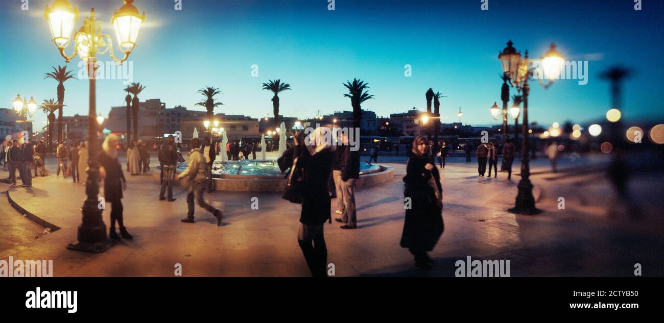 Turisti in una piazza cittadina a Rabat, Marocco Foto Stock