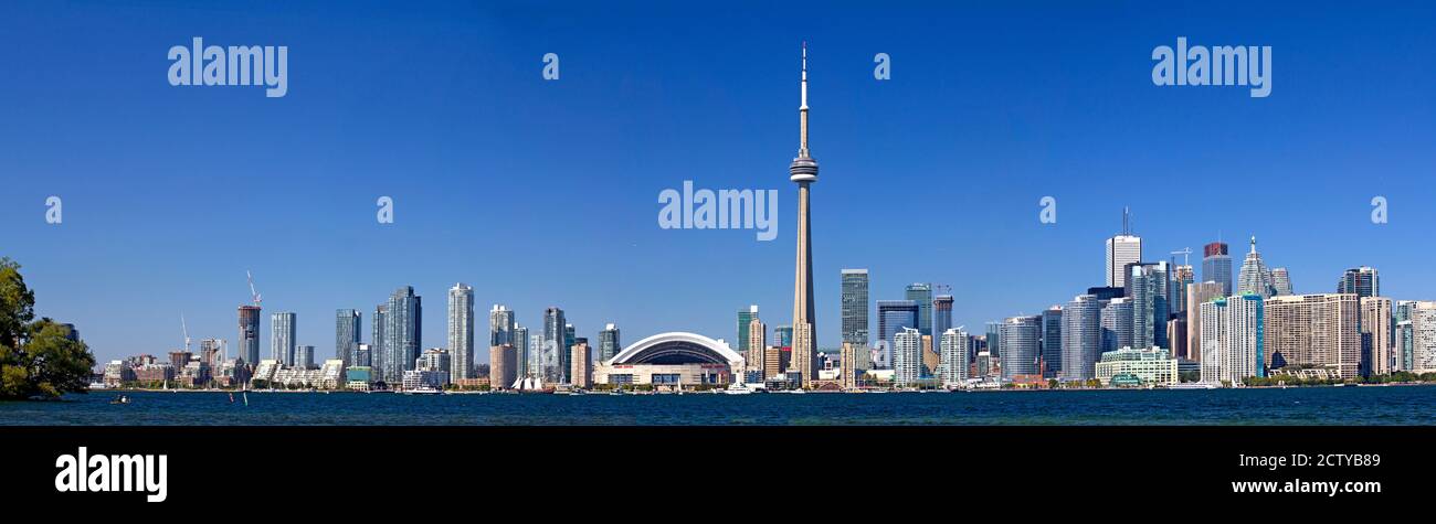 Skylines in una città, CN Tower, Toronto, Ontario, Canada Foto Stock