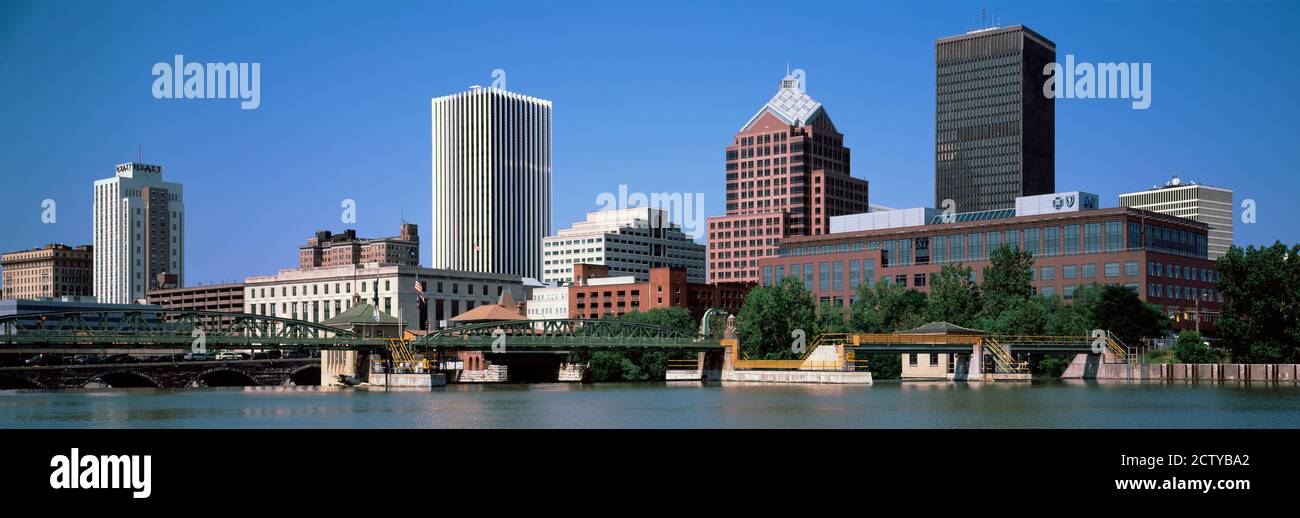 Edifici sul lungomare, Genesee River, Rochester, Monroe County, New York state, Stati Uniti Foto Stock