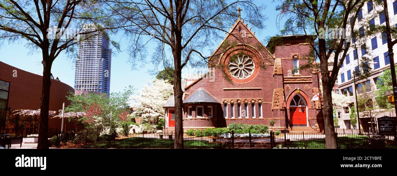 Chiesa in una città, Chiesa episcopale di San Pietro, Charlotte, Contea di Mecklenburg, Carolina del Nord, Stati Uniti Foto Stock