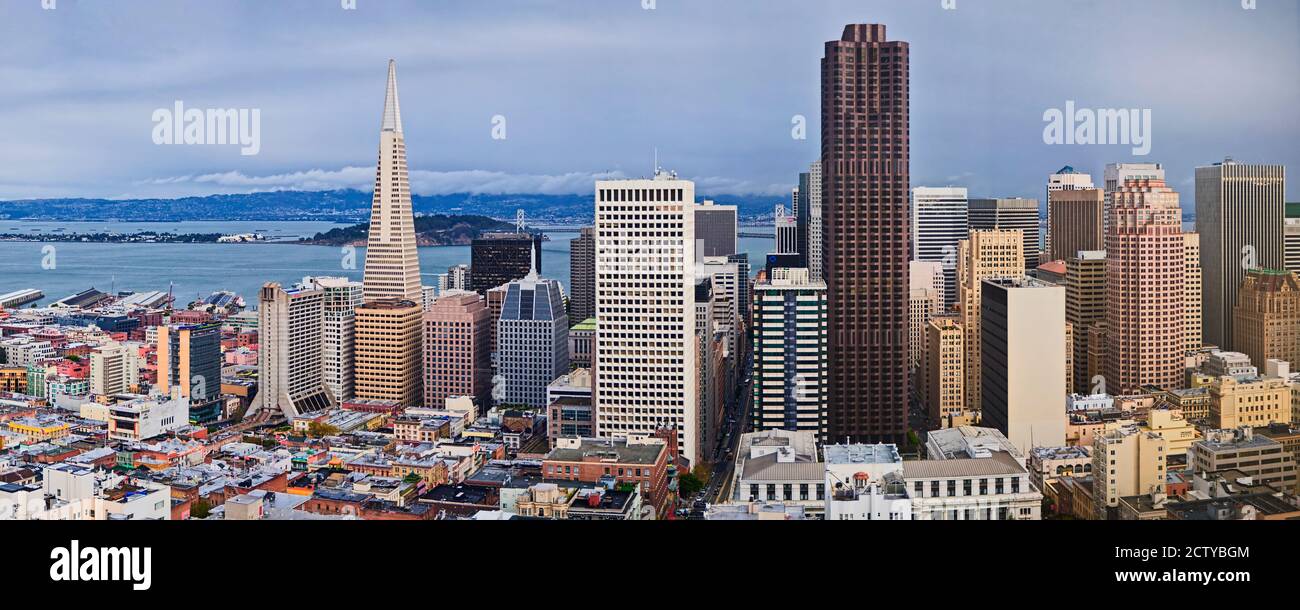 Grattacieli della città con l'Oakland Bay Bridge sullo sfondo, San Francisco, California, USA Foto Stock