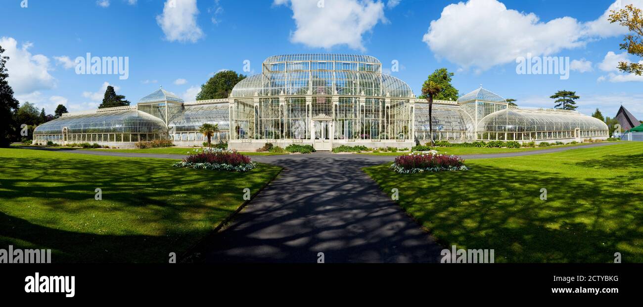 Facciata della casa di vetro curvilinea, giardini botanici nazionali, Dublino, Repubblica d'Irlanda Foto Stock