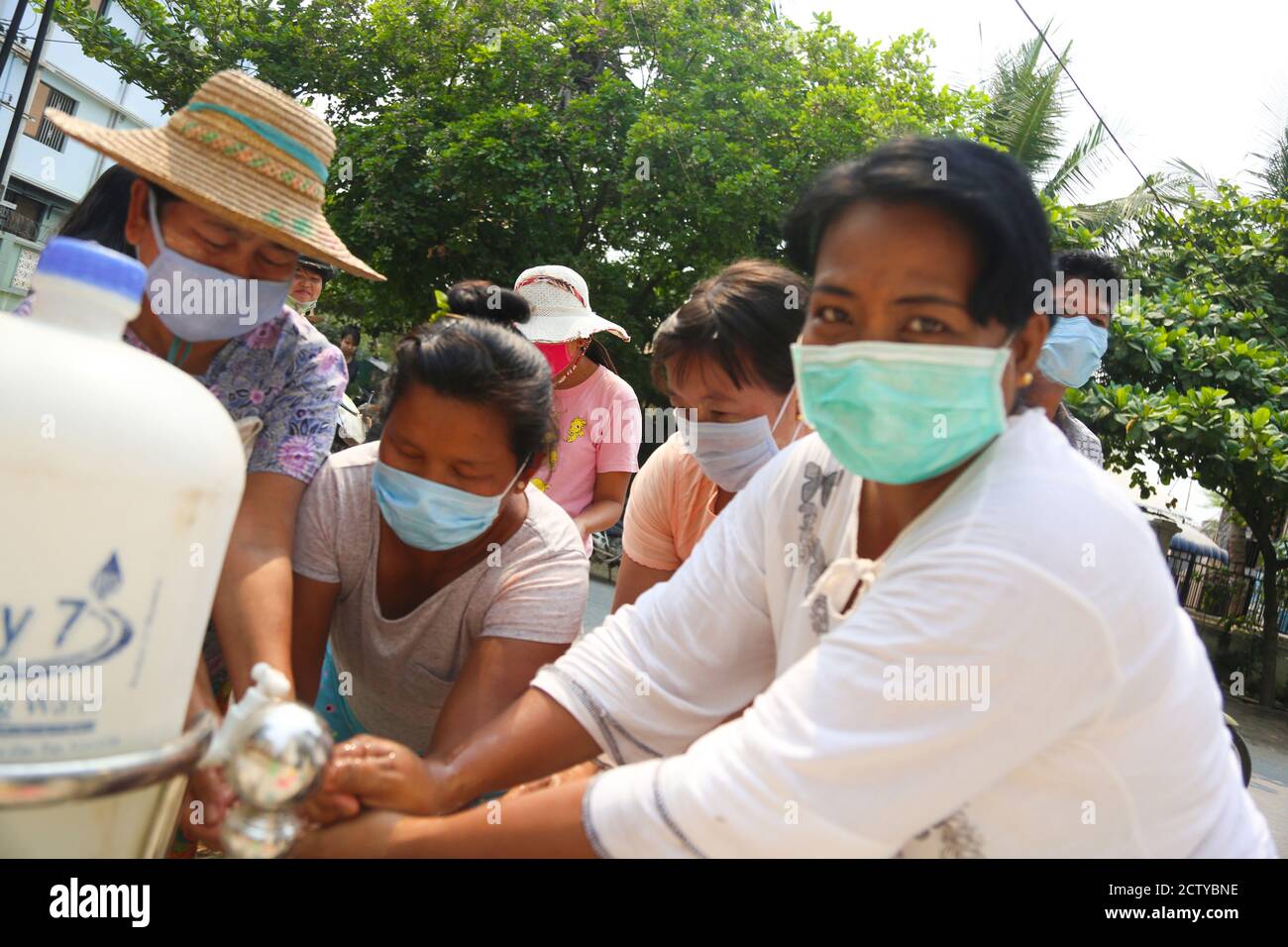 Persone comuni che indossano una maschera facciale e lavano le mani per proteggere il virus Covid-19. Aprile 10,2020. Foto Stock