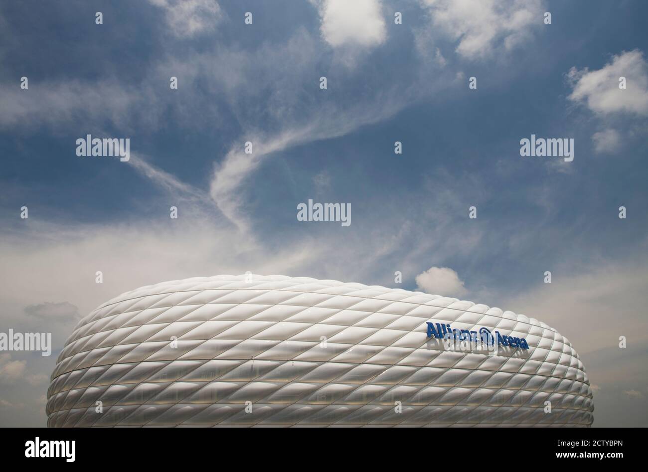 Vista ad angolo basso di uno stadio di calcio, Allianz Arena, Monaco, Baviera, Germania Foto Stock