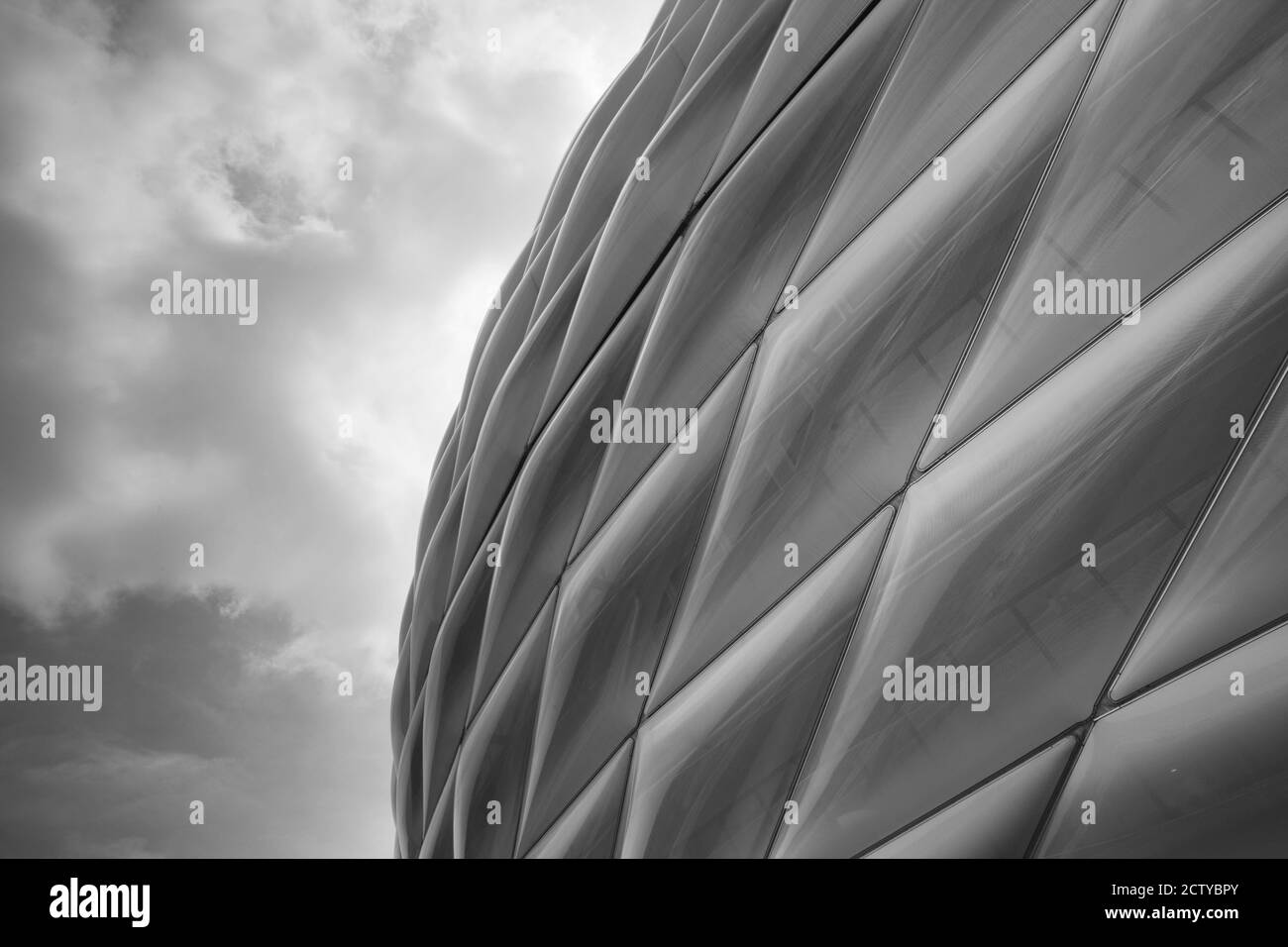 Vista ad angolo basso di uno stadio di calcio, Allianz Arena, Monaco, Baviera, Germania Foto Stock